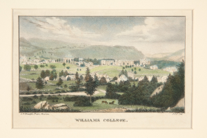 Ein Blick auf das Williams College von einem Hügel aus, mit Bäumen, Gebäuden, fernen Hügeln und einem bewölkten Himmel, Text am unteren Bildrand.