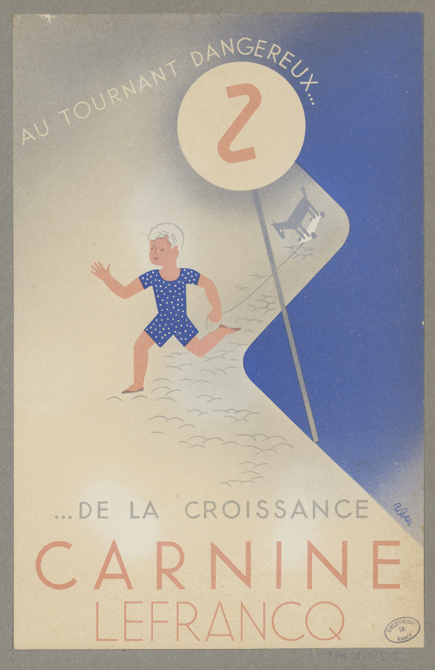 Eine Person in einem hellgelben Kleid lächelt in der Mitte eines Karnevalsplakats in Frankreich, umgeben von schwarzem, fetten Text, der "Karneval" lautet.