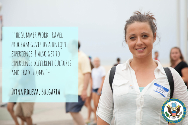 Eine Frau in einer Tasche, die lächelt, umgeben von einer Gruppe von Menschen, die gehen, mit Text auf der linken Seite, der über ein Sommerarbeit-Reiseprogramm berichtet.