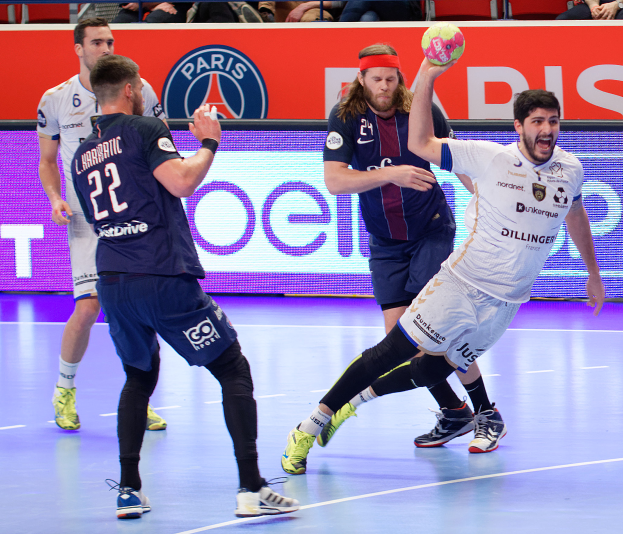 Eine Gruppe von Männern, die auf einem Handballfeld mit einem Ball in der Mitte spielt und im Hintergrund eine Fahne mit der Aufschrift "Futsal-Weltmeisterschaft 2019 - Paris Saint-Germain vs Marseille."