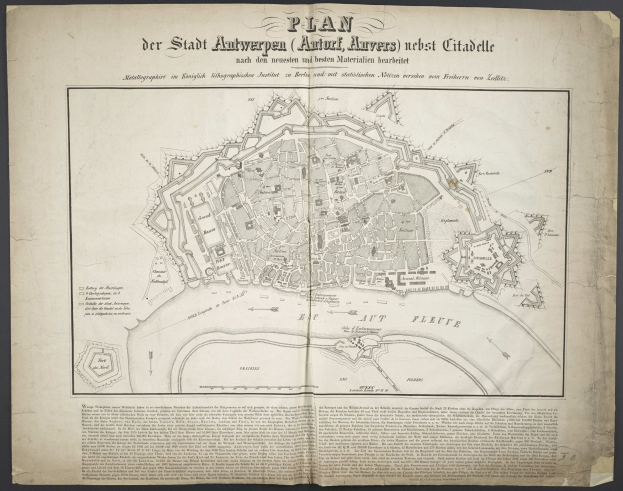 Ein altes Buch mit einer detaillierten Karte von Berlin, einschließlich Straßen, Gebäuden und Sehenswürdigkeiten, zusammen mit Texten, die Informationen über die Stadt bereitstellen.