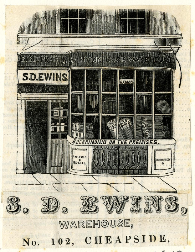 Eine alte Zeitungsannonce mit einem Schaufenster, auf dem eine Tafel mit der Aufschrift "S.D. Edwards Warehouse, No. 102, Cheapside" zu sehen ist, die Fenster, eine Tür und verschiedene Gegenstände im Inneren zeigt, mit zusätzlichem Text am unteren Rand des Bildes.