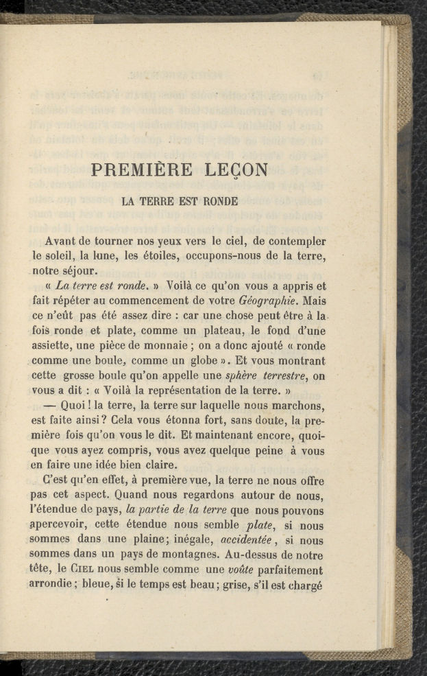 Offenes Buch mit dem Titel "Premiere Léon" auf einer schwarzen Oberfläche mit lesbarem Text.