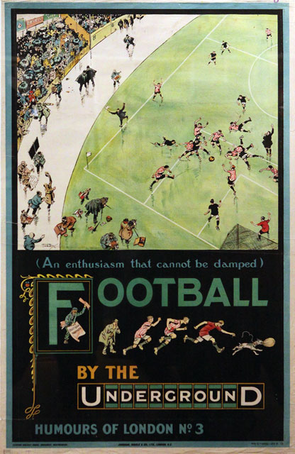 Ein Vintage-Plakat, das ein Fußballspiel mit dem Titel 'Fußball Untergrund - Londoner Humor Nr. 3' ankündigt, zeigt Zuschauer in einem Stadion.