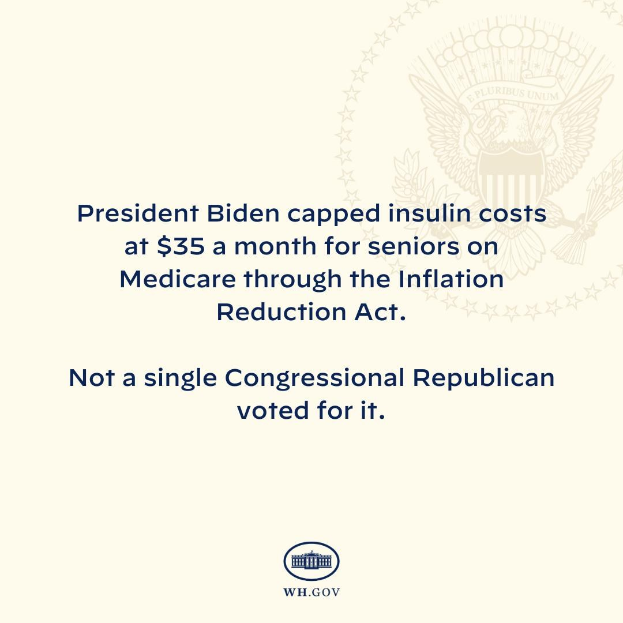 Plakat mit Text, der besagt "Präsident Biden beschränkt die Insulin-Kosten auf 35 Dollar pro Monat für Senioren mit Medicare durch das Inflation Reduction Act" und ein Logo darüber.