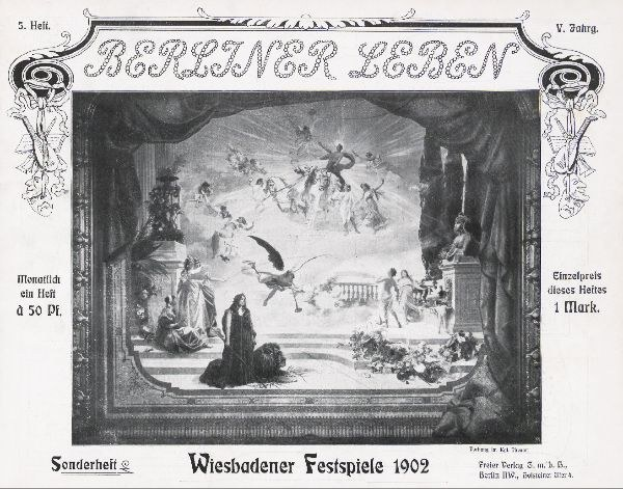 Schwarz-weiß-Foto einer Bühne von den Wiesbadener Festspielen 1902 mit Darstellern in traditioneller deutscher Tracht und einem applaudierenden Publikum im Hintergrund.