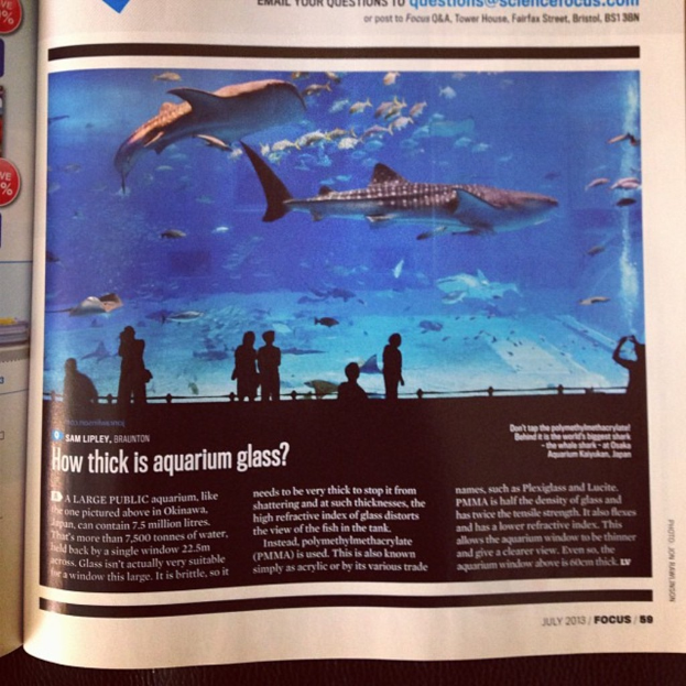 Eine Seite mit Text, Illustrationen von Menschen und Fischen.