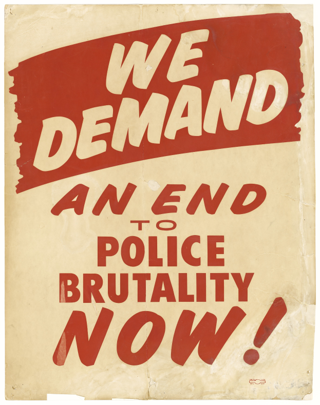Ein Plakat mit fetter schwarzer Schrift auf einem weißen Hintergrund, eingerahmt von einem schwarzen Rand, trägt die Aufschrift "Wir fordern jetzt ein Ende der Polizeigewalt" in einer modernen, auffälligen Schriftart.