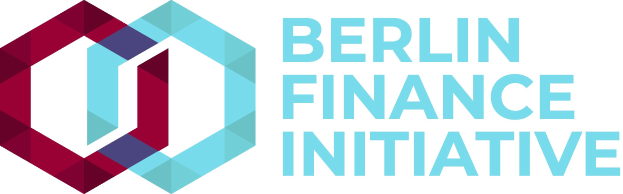 Logo der Berlin Finance Initiative: blauer Kreis mit weißer Umrandung und weißem "B" in der Mitte, umgeben von einem weißen Ring mit blau-weißem Karomuster, auf weißem Hintergrund mit der Beschriftung "Berlin Finance Initiative" in fetter schwarzer Schrift.