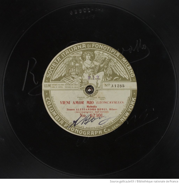 Eine schwarze Vinyl-Schallplatte mit einem goldenen Label, auf dem der Text "Vieni Amor Mio" und ein Bild einer Person zu sehen ist.