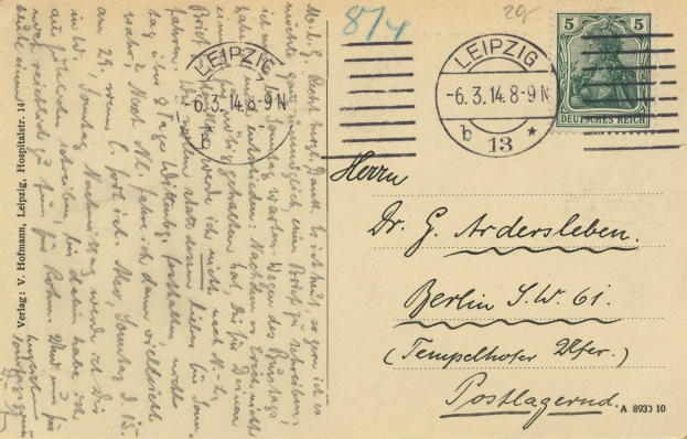 Alte Postkarte mit einer Briefmarke, die an ein Krankenhaus in Leipzig, Deutschland, adressiert ist und Text sowie postalische Vermerke enthält.