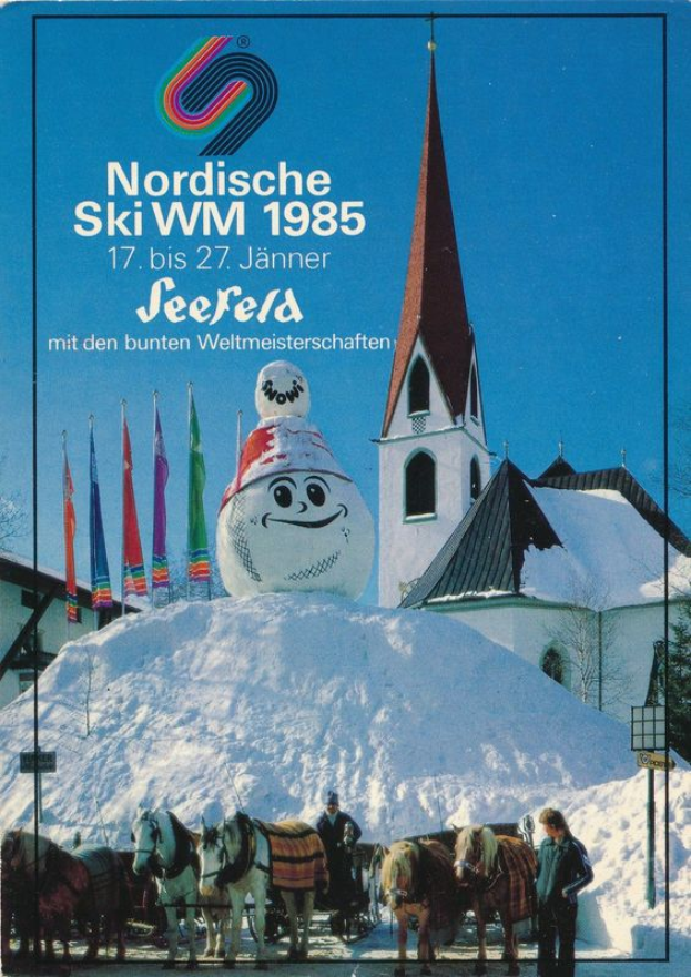Ein Plakat der Nordischen Ski-Weltmeisterschaften 1985 in Seefeld, Schweiz, das eine schneebedeckte Landschaft mit Menschen, Pferden, Stangen, Flaggen, Gebäuden, Bäumen und Himmel im Hintergrund sowie Text über das Ereignis zeigt.