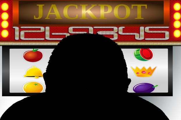 Ein Mann spielt an einem Automaten mit 'Jackpot' angezeigt, umgeben von einer Tafel mit Text und Obstbildern, was auf ein Online-Casinospiel hinweist.