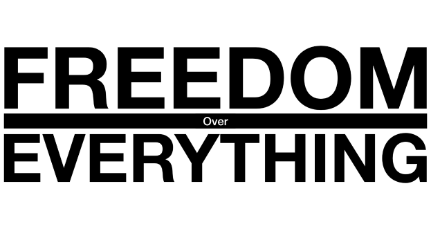 "Fetter schwarzer Text auf einem weißen Hintergrund liest sich 'Freiheit über alles'."