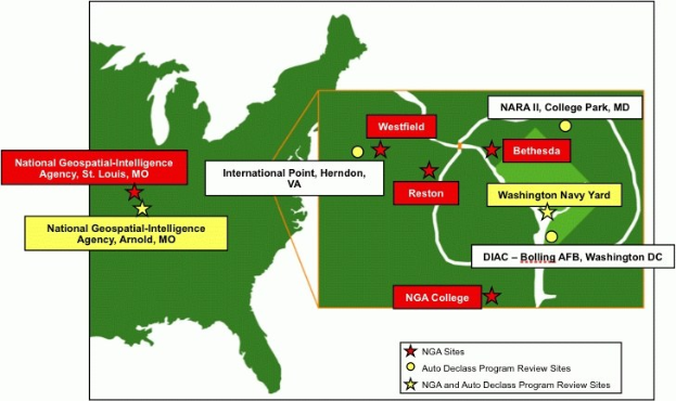 Eine detaillierte Karte der Vereinigten Staaten, die die Standorte der National Geospatial Intelligence Agency hervorhebt, mit fetter Schrift und geographischen Merkmalen wie Flüssen, Bergen und Städten.