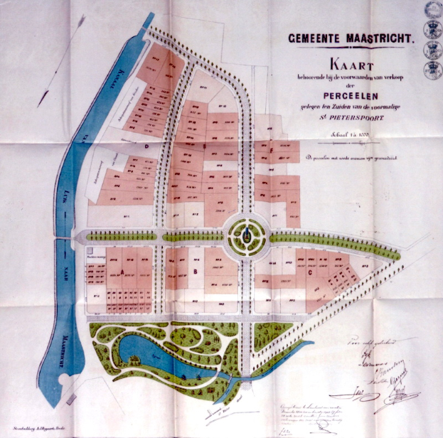 Ein detaillierter Stadtplan auf Papier, der Straßen, Gebäude, Sehenswürdigkeiten und zusätzlichen Text zeigt.