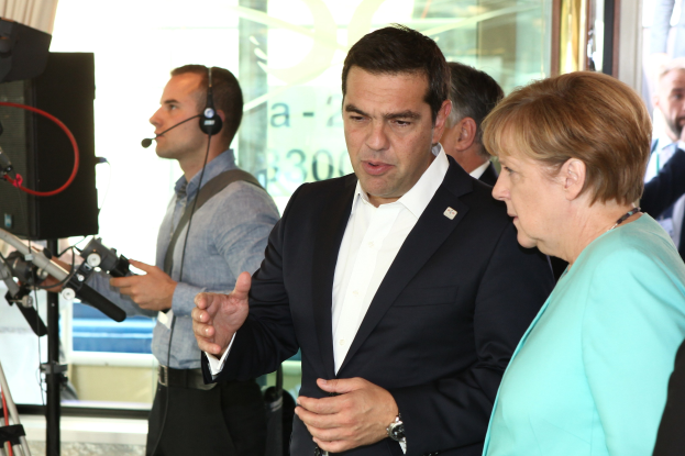 Bundeskanzlerin Angela Merkel und Bundeskanzler Joachim Gauck vor einer Glaswand mit Vorhang, in Mikrofone sprechend.