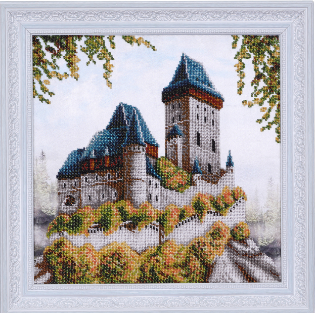 Ein h├Âlzerner Bilderrahmen mit einem Haus darin.