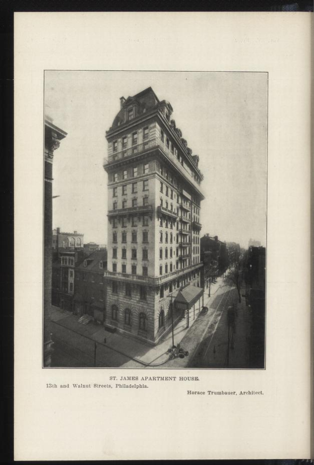 Ein altes Schwarz-Weiß-Foto des 13. und Walnut Streets-Apartmenthauses in Philadelphia, umgeben von anderen Gebäuden, Straßenlaternen, Autos, Bäumen und Himmel, mit Text am unteren Rand.