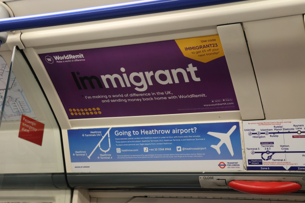 Ein Zug mit einer Seite, auf der "Ausländer" steht, mit Plakaten an der Wand, einem Griff und einer Stange.