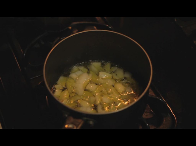 Ein Herd mit einem Topf darauf, der ein gekochtes Gericht enthält.