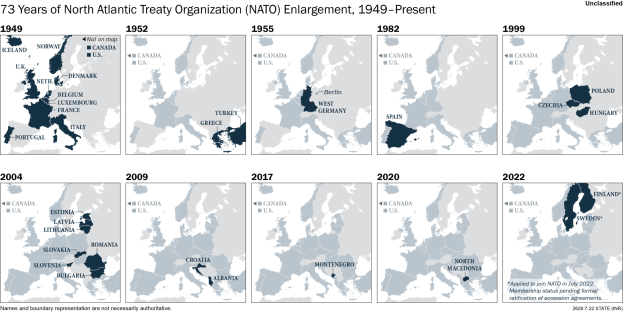 Eine Karte, die die 73-jährige Erweiterung der North Atlantic Treaty Organization (NATO) von 1949 bis heute zeigt, mit farblich kodierten Regionen nach Jahren und informativem Text oben.