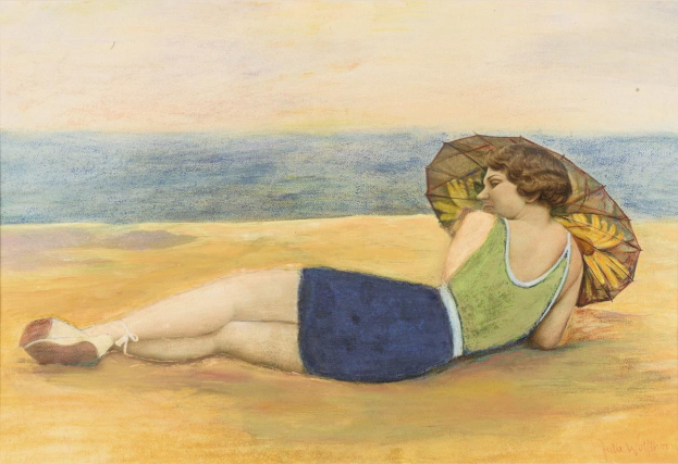 Gemälde einer Frau, die auf einem Strand liegt und ein grünes Oberteil und blaue Shorts trägt, eine Sonne halten, mit einem blauen Meer und Himmel im Hintergrund, betitelt "Frau am Strand" von Julia Withers, 1892.