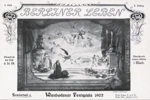 Ein Schwarz-Weiß-Foto von einem Bühnenereignis im Jahr 1902 mit dem Titel "Wiesbadener Festspiele" mit Menschen in traditioneller deutscher Kleidung, bunten Lichtern und einem jubelnden Publikum im Hintergrund.