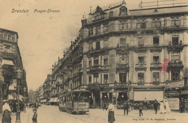 Ein Schwarz-Weiß-Foto einer Stadtstraße in Dresden, Deutschland, das Menschen, Fahrzeuge, Gebäude, Pflanzen und einen bewölkten Himmel zeigt.