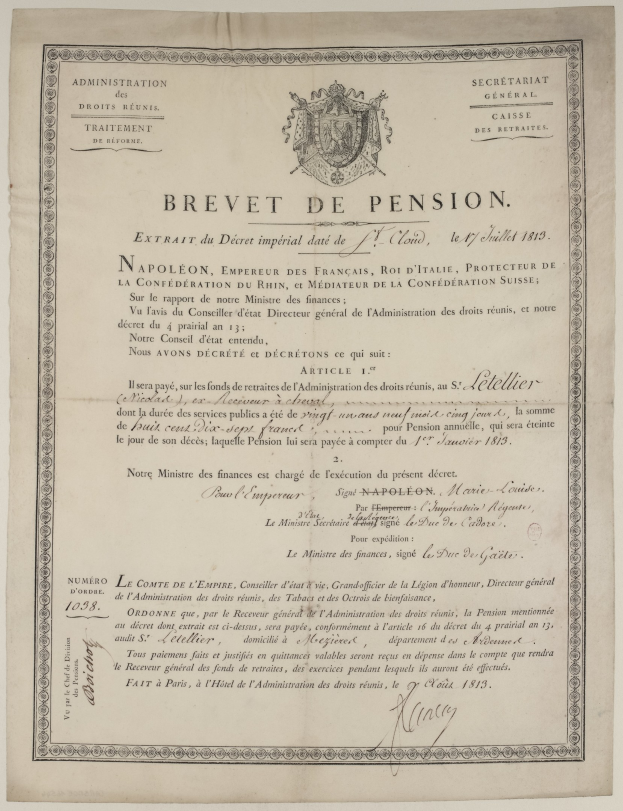 Schwarz-weißes Dokument mit der Aufschrift 'brevet de pension' (Rentenbescheinigung) mit einem Mannsgesicht, Text und Logo.