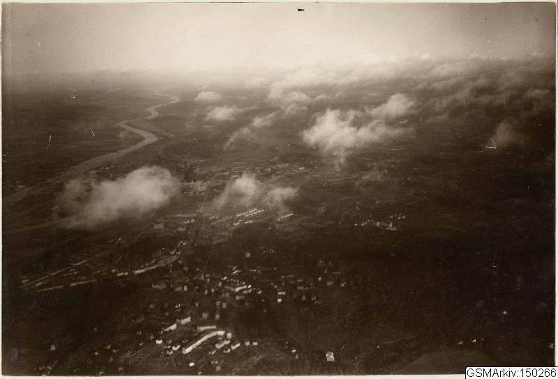 Schwarzes und weißes Luftbild einer Stadt mit Gebäuden, Straßen und Wolken, beschriftet mit "Boeing B-17 Flying Fortress in Germany" unten.