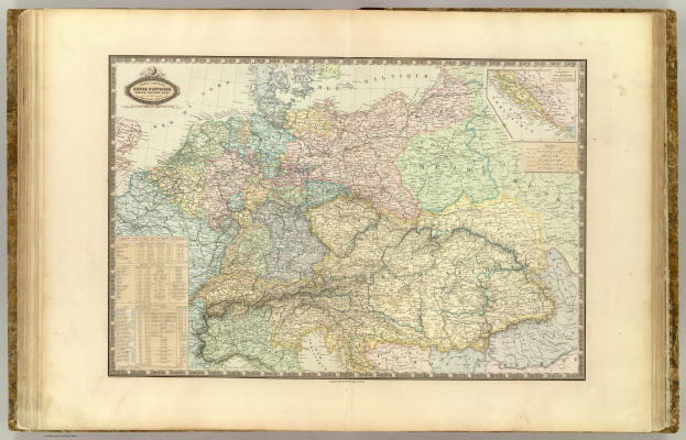 Ein offenes altes Buch mit einer detaillierten Karte von Deutschlands Provinzen und Städten.