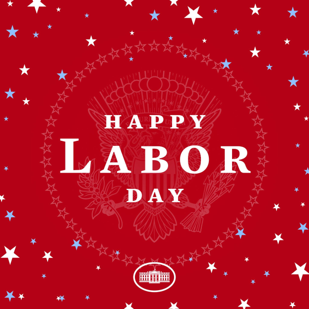 Plakat mit "Happy Labor Day" in fetten weißen Buchstaben auf einem hellroten Hintergrund, umgeben von Sternen in verschiedenen Größen und Farben.