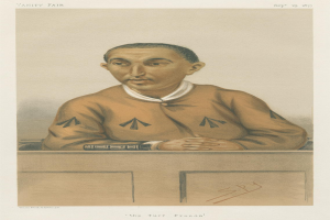 Ein Mann in einem weißen Hemd und dunklen Hosen sitzt an einem Tisch mit einem ernsten Gesichtsausdruck, mit dem Text "Die Rasenbetrügereien" unten im Bild.