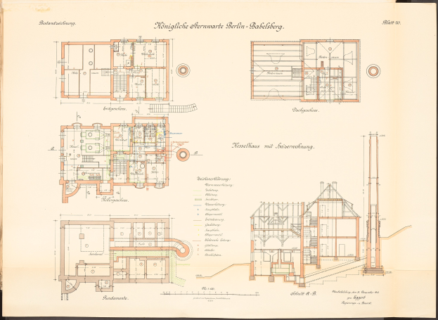 Altes Buch mit detaillierten Architekturplänen und Text, das eine Zeichnung des ursprünglichen Plans für das Königliche Hermwerk Berlin-Baklberg-Gebäude enthält.