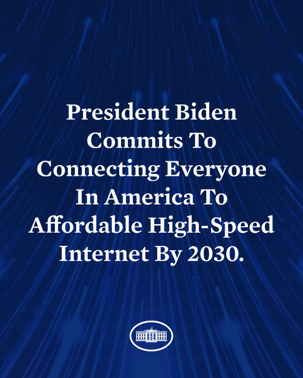 Ein blauer Hintergrund mit zentrierter weißer Schrift, die besagt: "Präsident Biden setzt sich dafür ein, bis 2030 jeden Amerikaner mit erschwinglichem High-Speed-Internet zu verbinden."