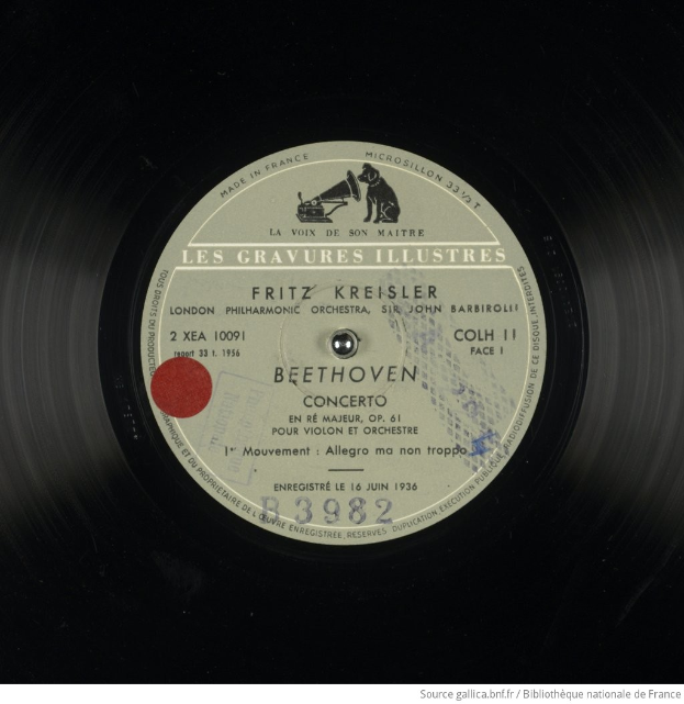 Eine schwarze Vinyl-Schallplatte mit einem runden Etikett, das weißen Text auf einem schwarzen Hintergrund zeigt, der "Fritz Kreisler - Beethoven Concerto - Les Gravures Illustres" lautet.