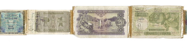 Ein altes Buch mit einem Stapel verschiedener deutscher Banknoten in unterschiedlichen Nennwerten darauf.