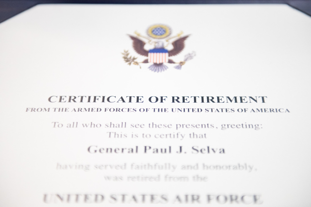 Rahmenurkunde der United States Air Force mit blauem Rand, zentralem Sternschild-Logo, Lorbeerkranz und Banner "Retirement" in Schwarz