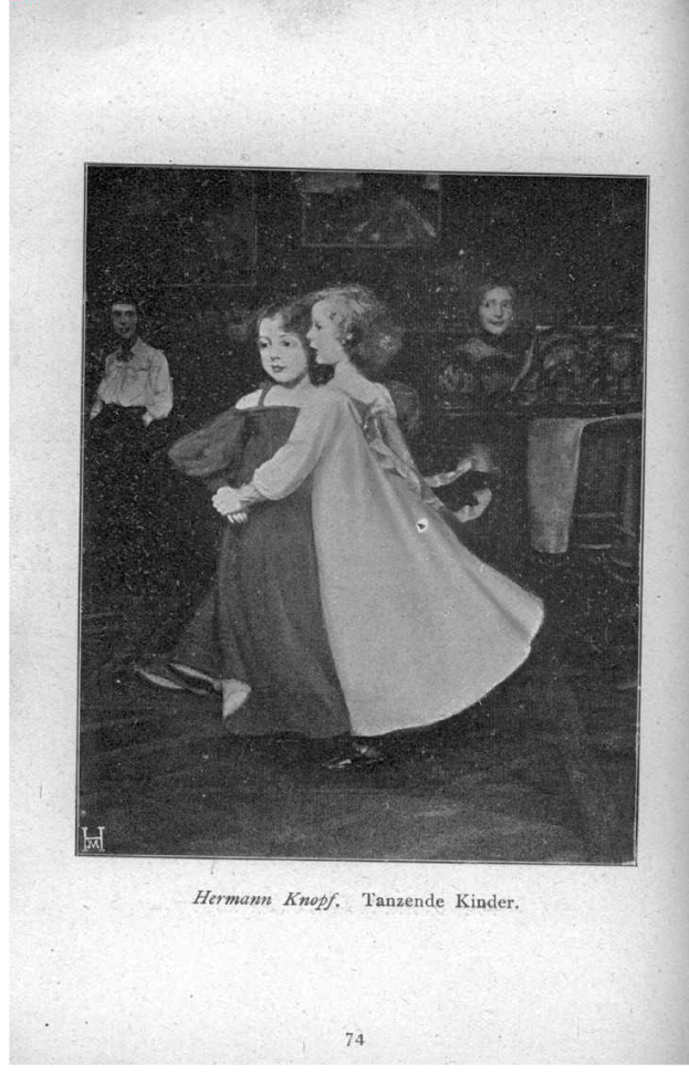 Zwei junge Mädchen tanzen in einem Raum, mit einigen Leuten im Hintergrund, Schwarz-Weiß-Foto, Text unten lautet "Hermann Knopf, Tanzende Kinder".