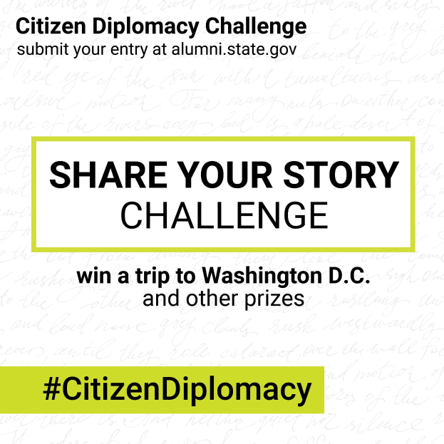 Plakat mit fetter schwarzer Schrift "Teile Deine Geschichte Challenge: Gewinne eine Reise nach Washington D.C." auf weißem Hintergrund, mit einer bunten Illustration einer Person mit ausgebreiteten Armen, umgeben von einem hellgelben Rahmen.