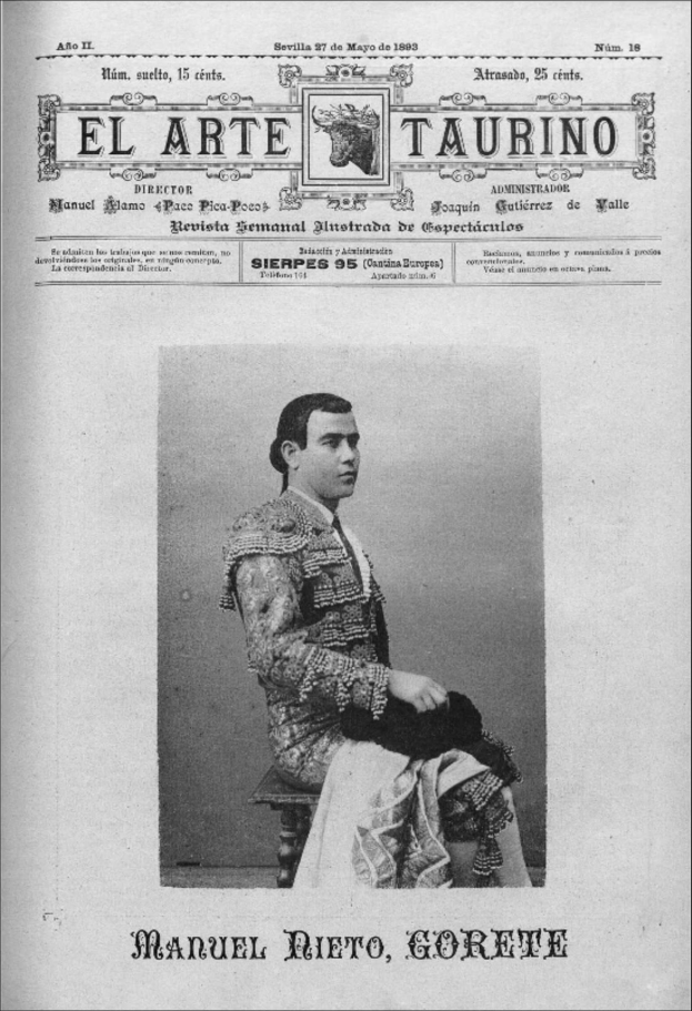 Eine alte Zeitung mit einem Schwarz-Weiß-Foto eines Mannes in einem Anzug, der auf einem Stuhl sitzt und einen ernsten Gesichtsausdruck hat, begleitet von Text, der wahrscheinlich den Titel des Artikels angibt.