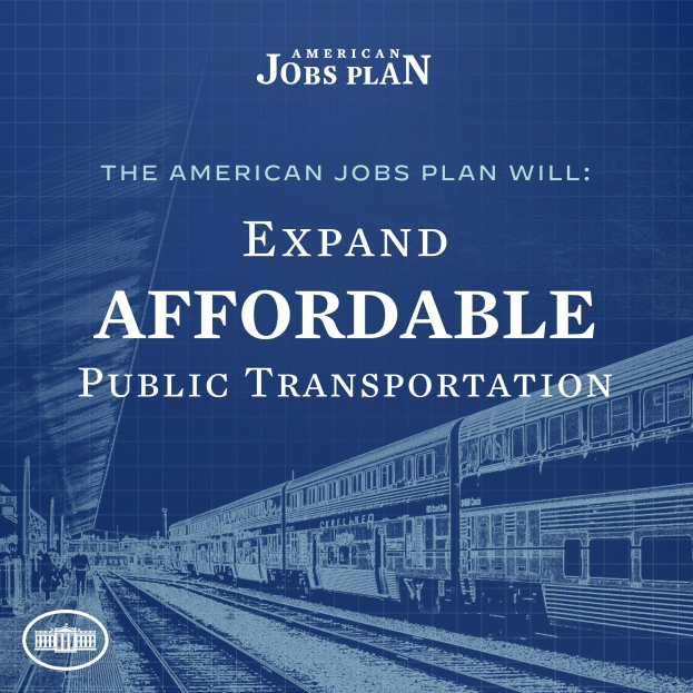 Plakat mit einem Zug auf einem Bahngeleis mit mehreren Menschen in der Nähe, das "The American Jobs Plan Will Expand Affordable Public Transportation" bewirbt.