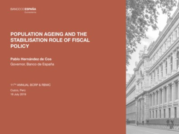 Schwarz-weißes Bild eines Gebäudes auf der rechten Seite mit Menschen, die auf der Straße davor gehen, und Text auf der linken Seite, der "Bevölkerungsalterung und die Stabilisierungsrolle der Fiskalpolitik" liest.