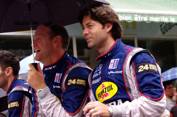 Eine spärliche Menge mit Schirmen, die zwischen Gebäuden verstreut ist.