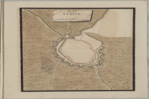 Ein altes Buch mit einer detaillierten Karte von Lübeck, die Straßen, Gebäude, Sehenswürdigkeiten und Text über die Bevölkerung, Geschichte und Kultur der Stadt zeigt.