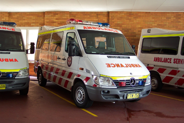 Ein Notarztwagen in Weiß vor einer Backsteinwand geparkt.