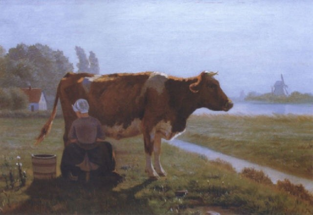 Eine Frau melkt eine Kuh auf einer grünen Wiese, mit einem Haus, einer Windmühle und einem Gewässer im Hintergrund unter einem strahlend blauen Himmel.