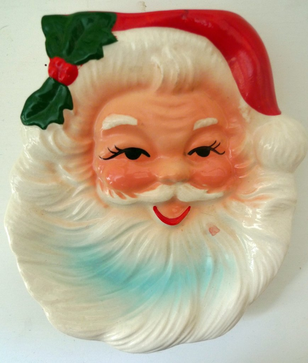 Ein Santa Claus-Kopf auf einer weißen Oberfläche.