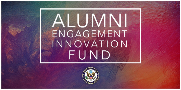 Ein farbenfroher Hintergrund mit dem 'Alumni Engagement Innovation Fund'-Logo in der Mitte und umgeben von dessen Namen in Text.